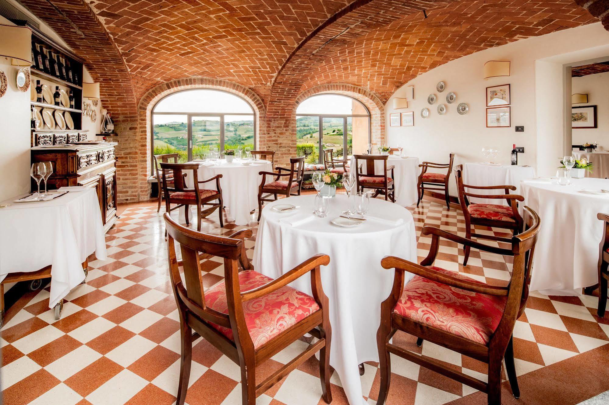 Locanda Del Pilone 알바 외부 사진